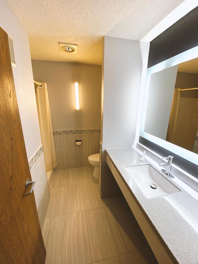 Coratel Inn & Suites By Jasper Hastings エクステリア 写真