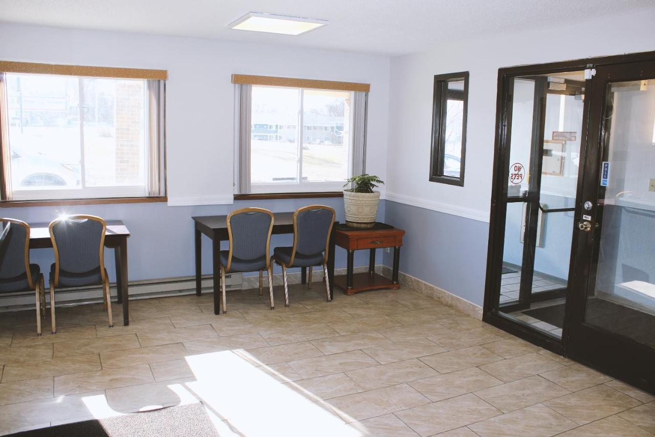 Coratel Inn & Suites By Jasper Hastings エクステリア 写真