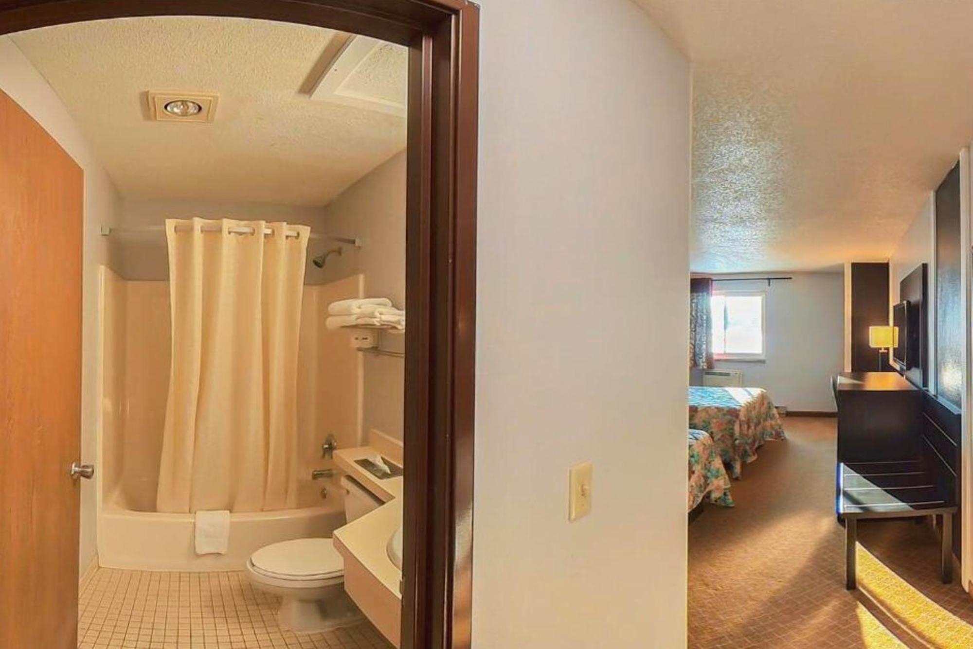 Coratel Inn & Suites By Jasper Hastings エクステリア 写真