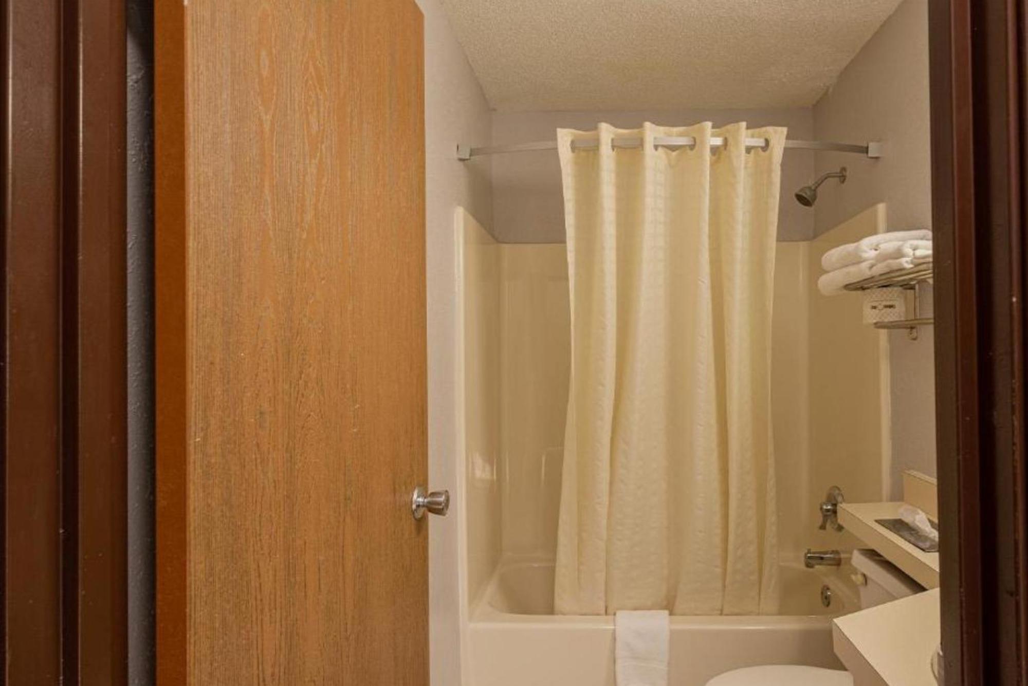 Coratel Inn & Suites By Jasper Hastings エクステリア 写真